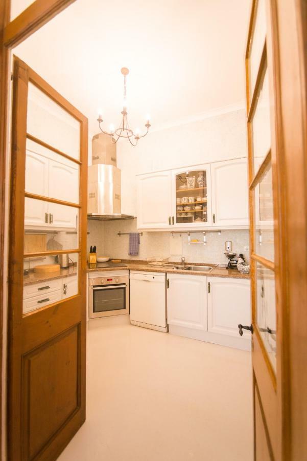 Classic Downtown Apartment