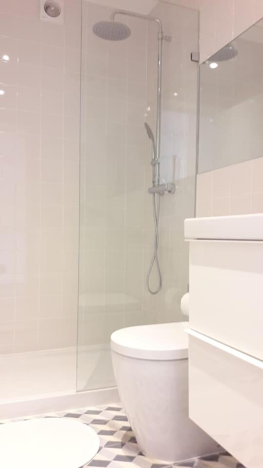 Modern Cosy Flat With Terrace In Campo De Ourique. *