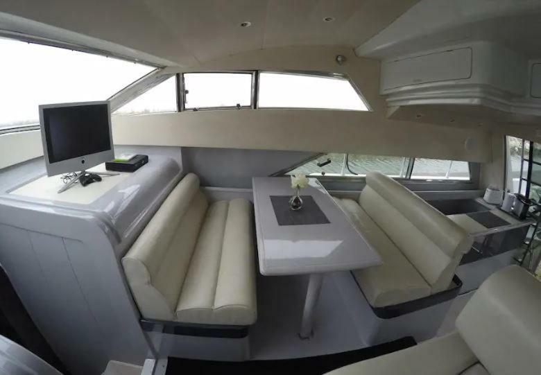 Botel Beautiful And Magnific Yacht *