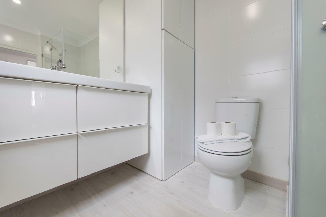 Principe Real: Elegant Flat With Terrace Apartment