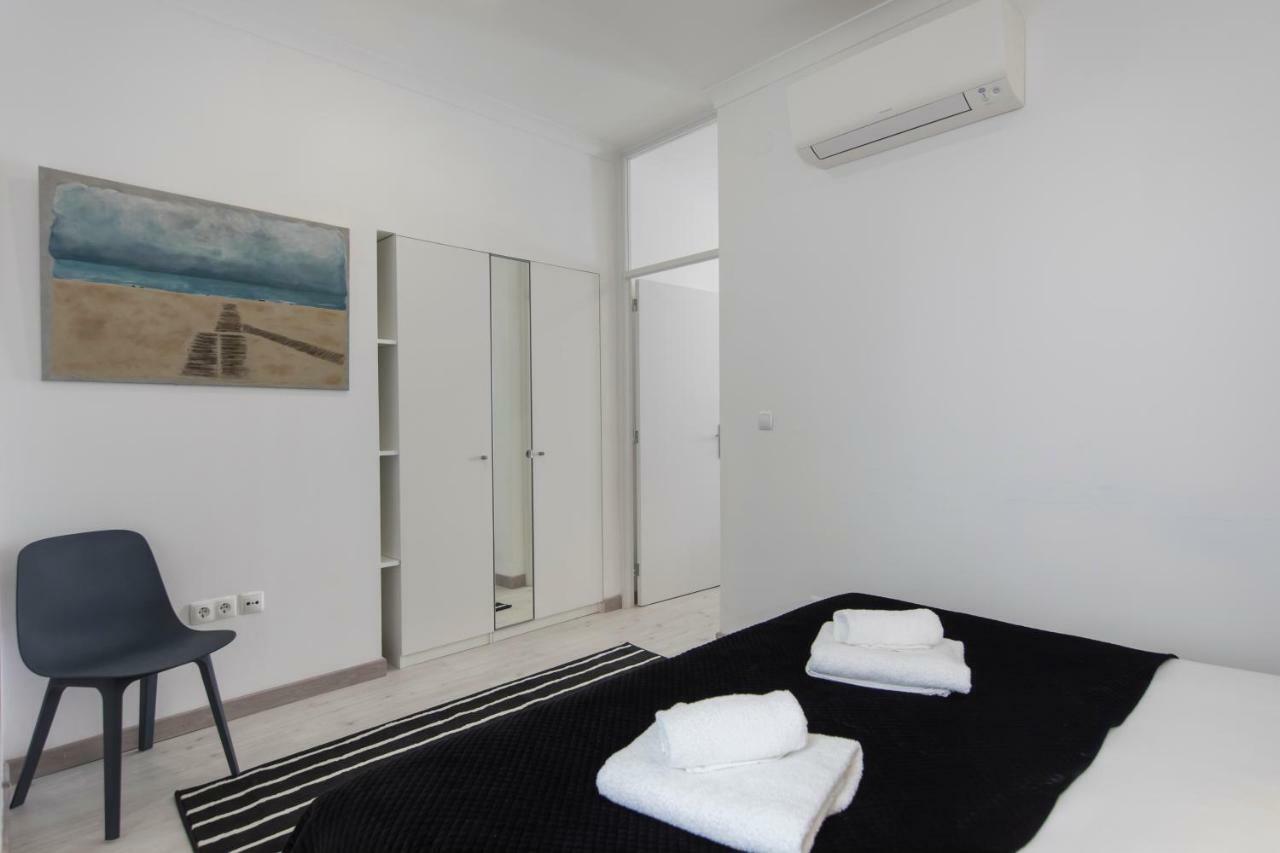 Principe Real: Elegant Flat With Terrace Apartment