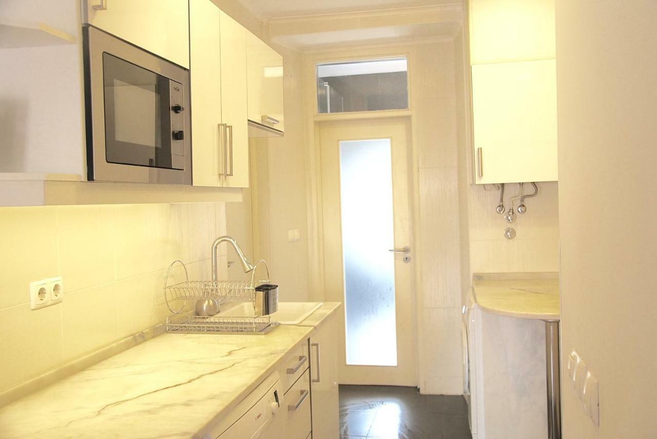 Sunny, And Comfy Ap. In Av. Da Liberdade Lisbon