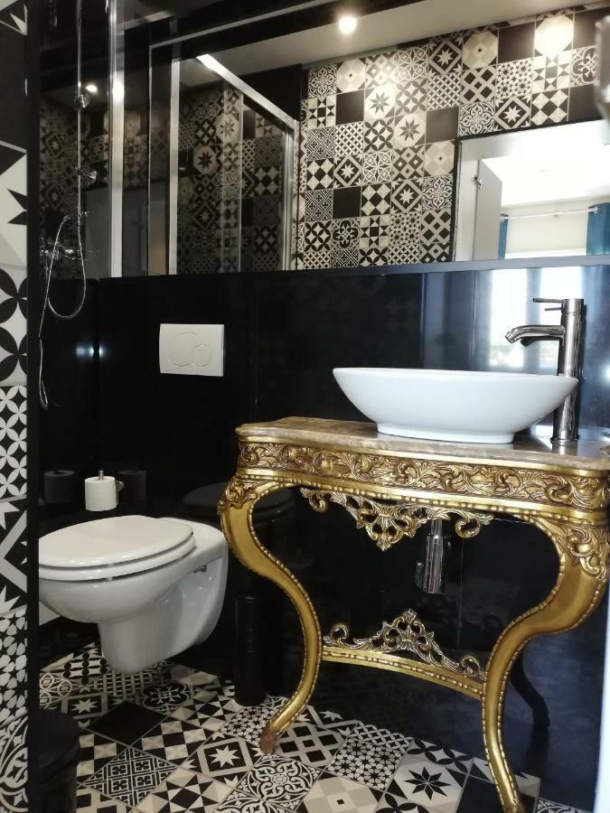 Lx Art Flats | Flat Two Guest house *