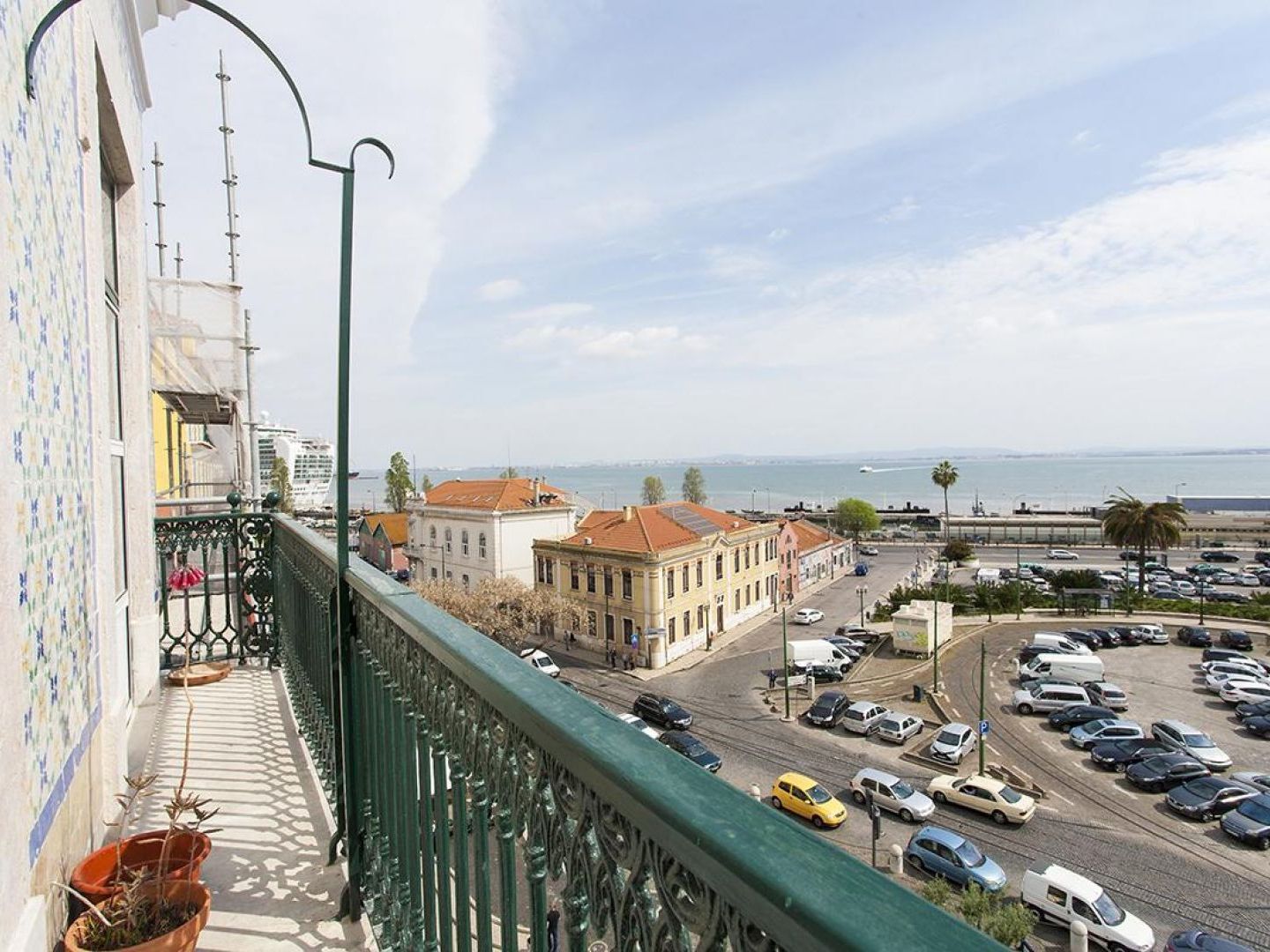 Joivy Bright 2br Apt With River Views &balcony In Alfama, Moments From Santa Apolonia Train Station Apartamento