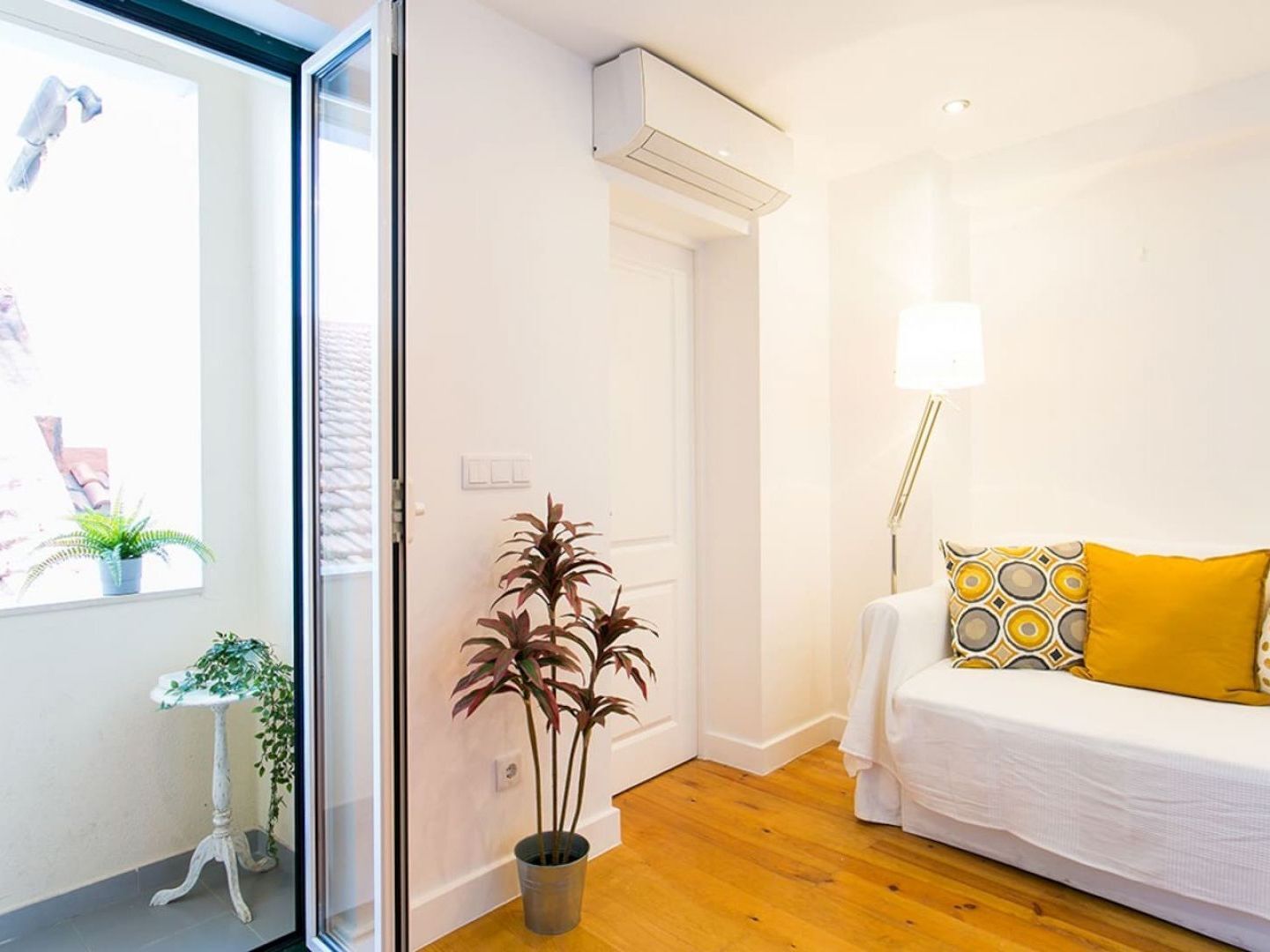 Joivy Cosy 1-bed Flat With Balcony In Alfama, Moments From The Port Apartment *