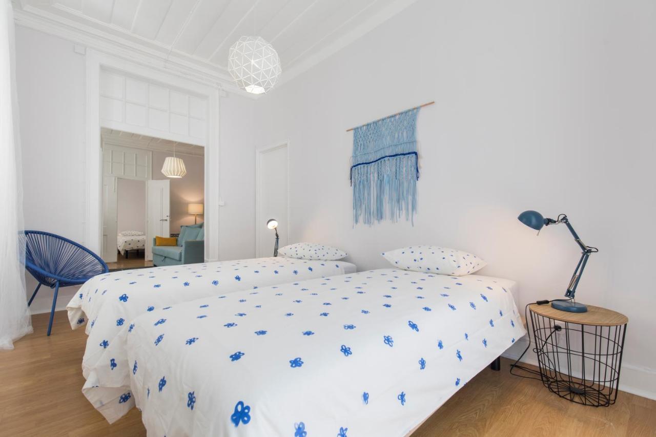 Apartment Blue Tiles In Center *