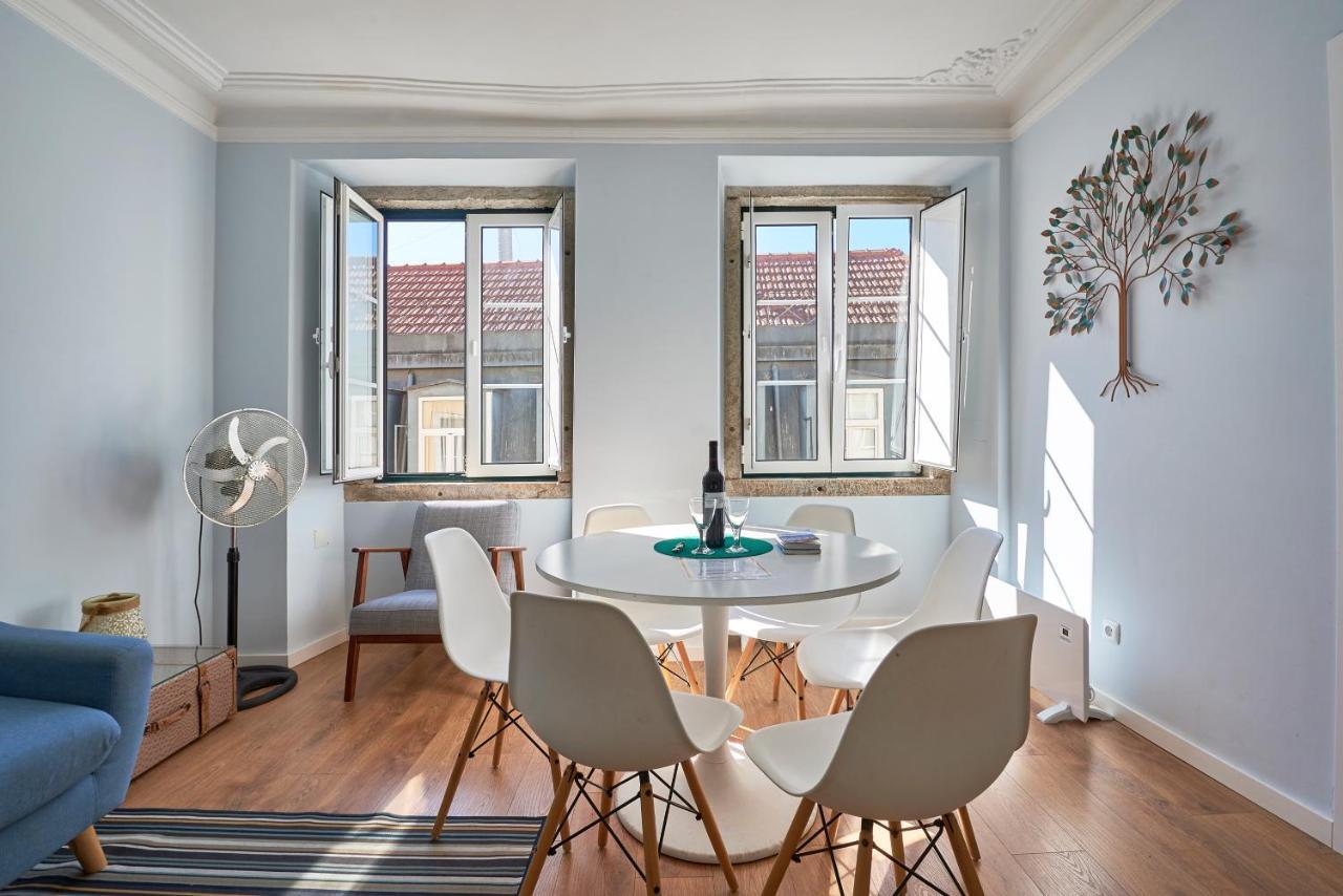 Elegant Riverview In Historical Apartment