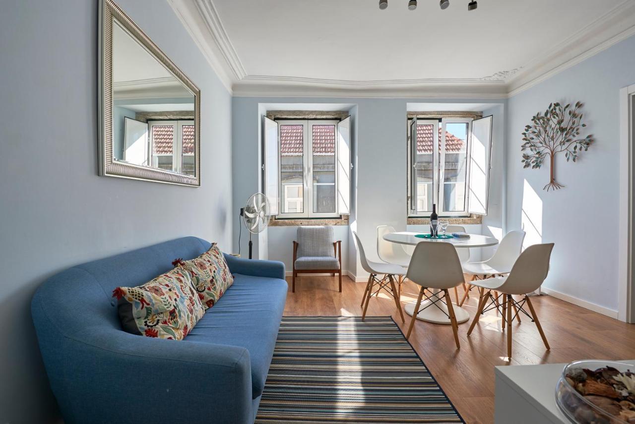 Elegant Riverview In Historical Apartment