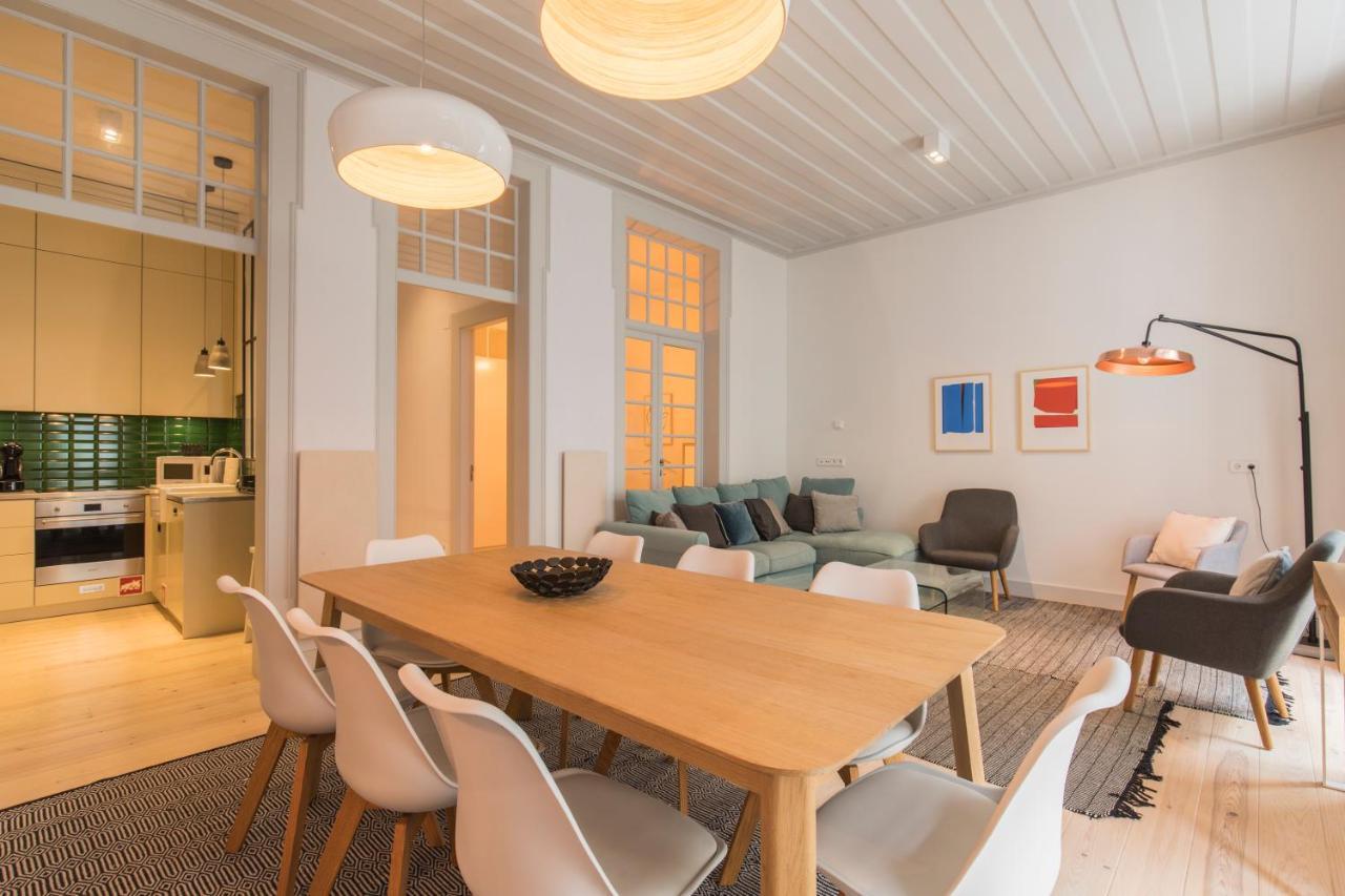 Lovelystay - Charming 3 Bedroom Wonder Downtown Apartment *