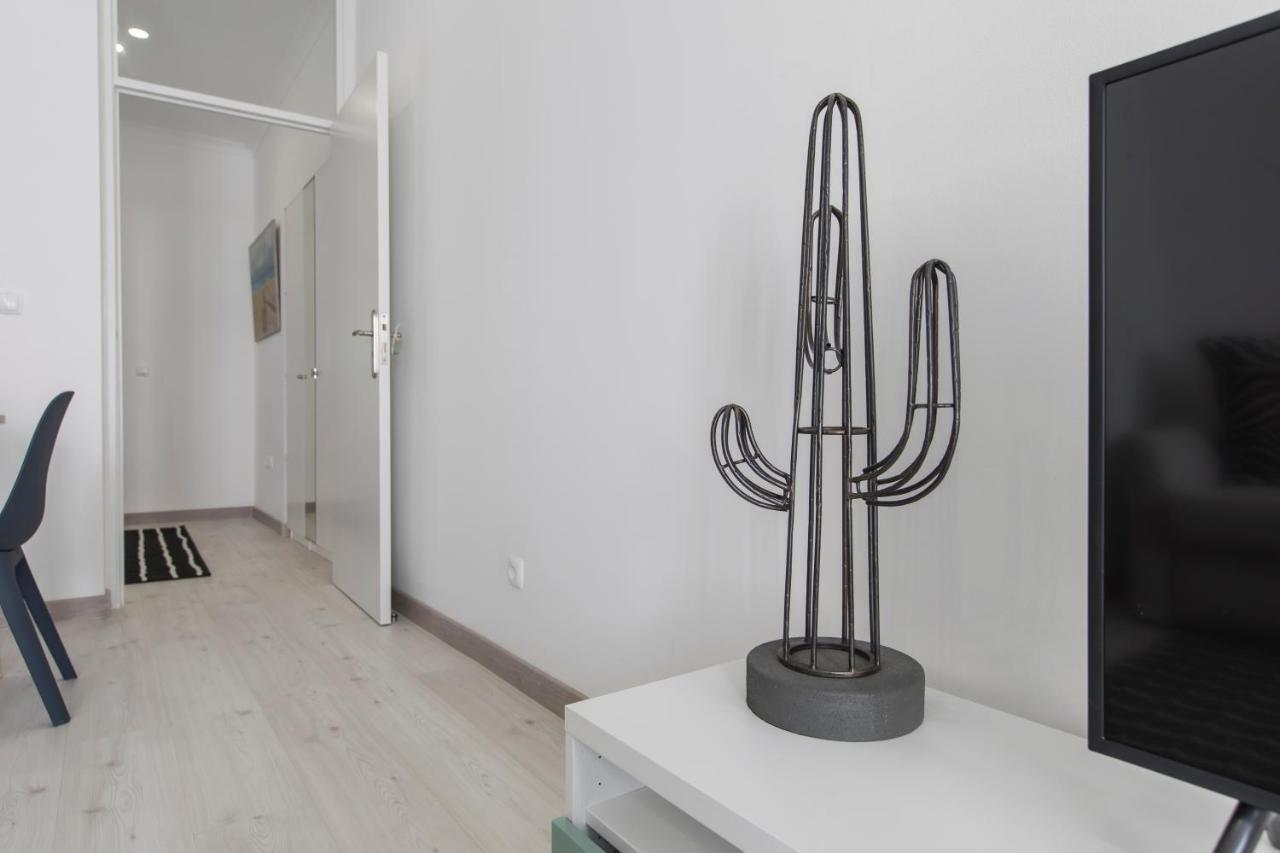 Principe Real: Elegant Flat With Terrace Apartment