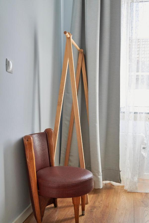 Elegant Riverview In Historical Apartment