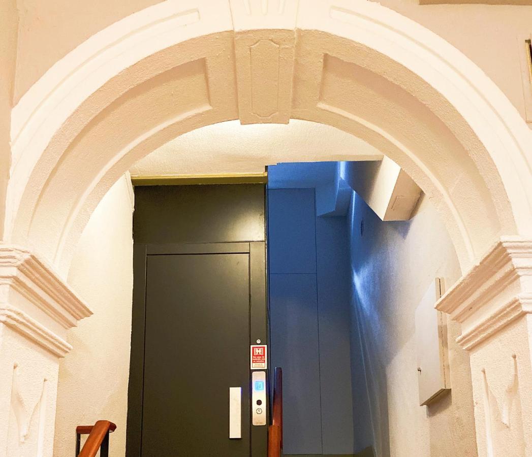 Historic Heart Luxury Apartment *