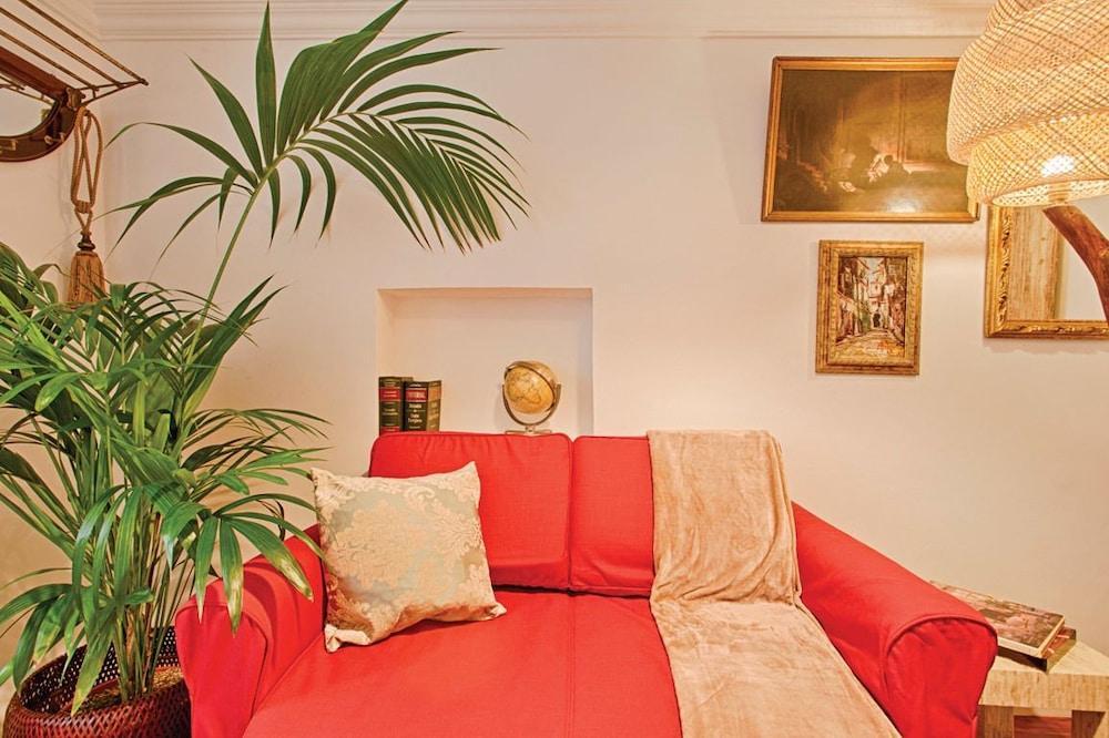 Delightful & Quirky With River Views *