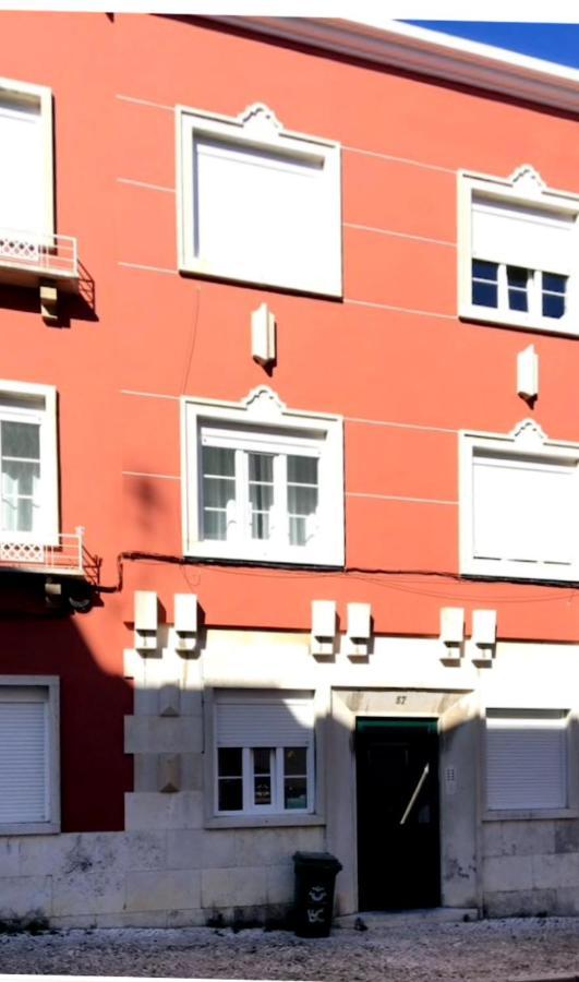 Sunny In A Typical Neighborhood Apartment *