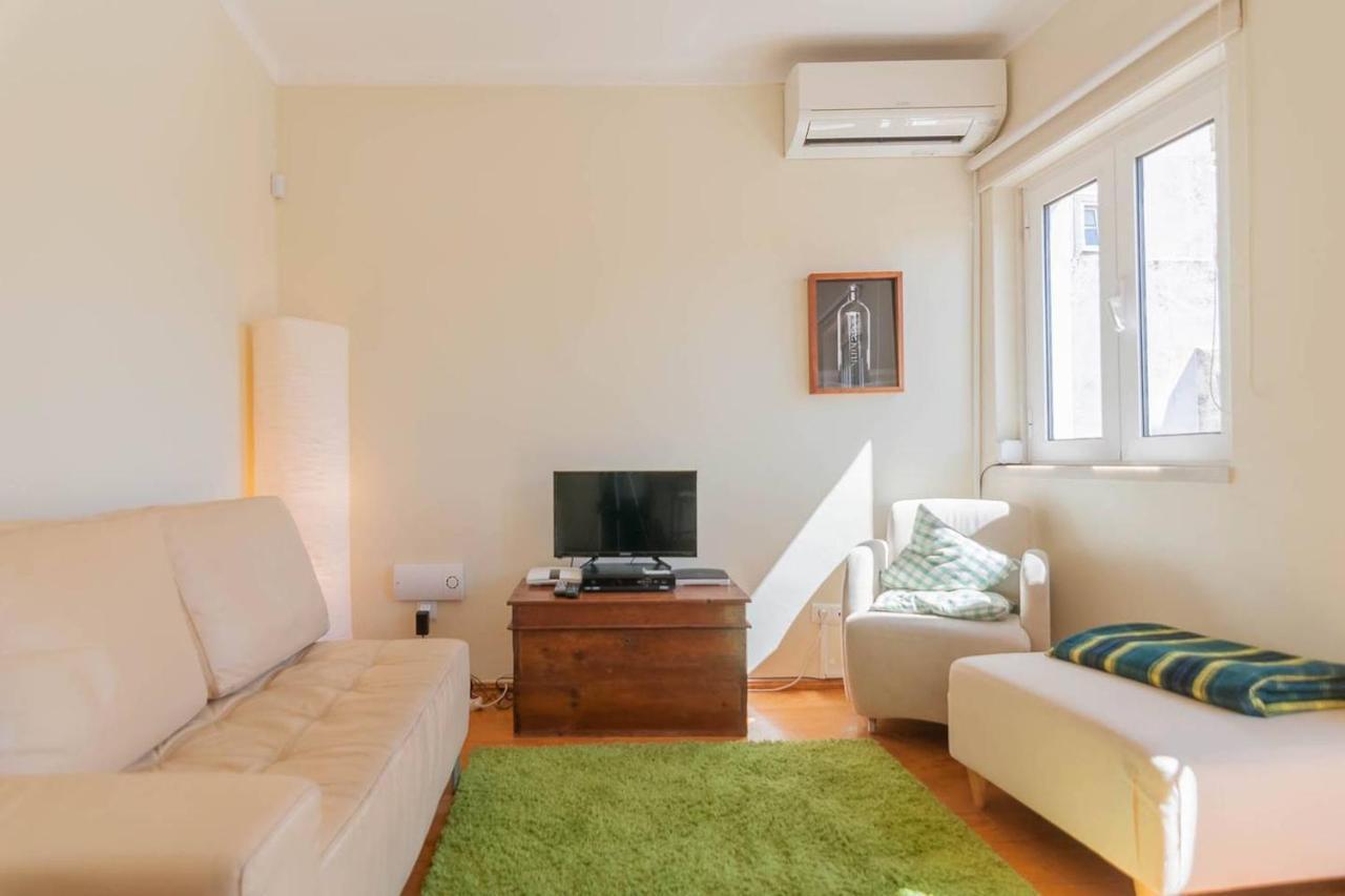 Apartment Cozy Two Bedroom In Santa Marinha Lisbon