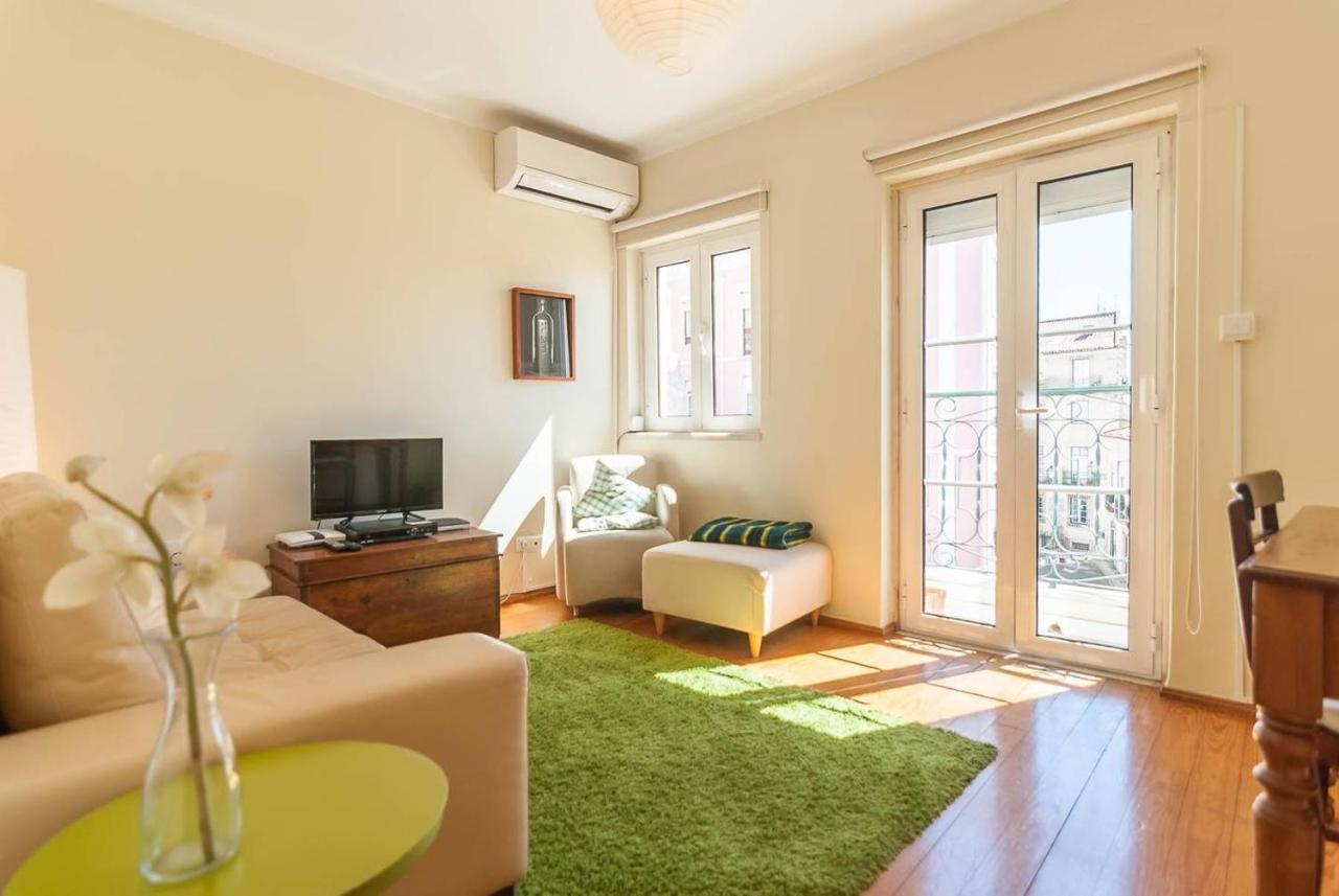 Apartment Cozy Two Bedroom In Santa Marinha Lisbon