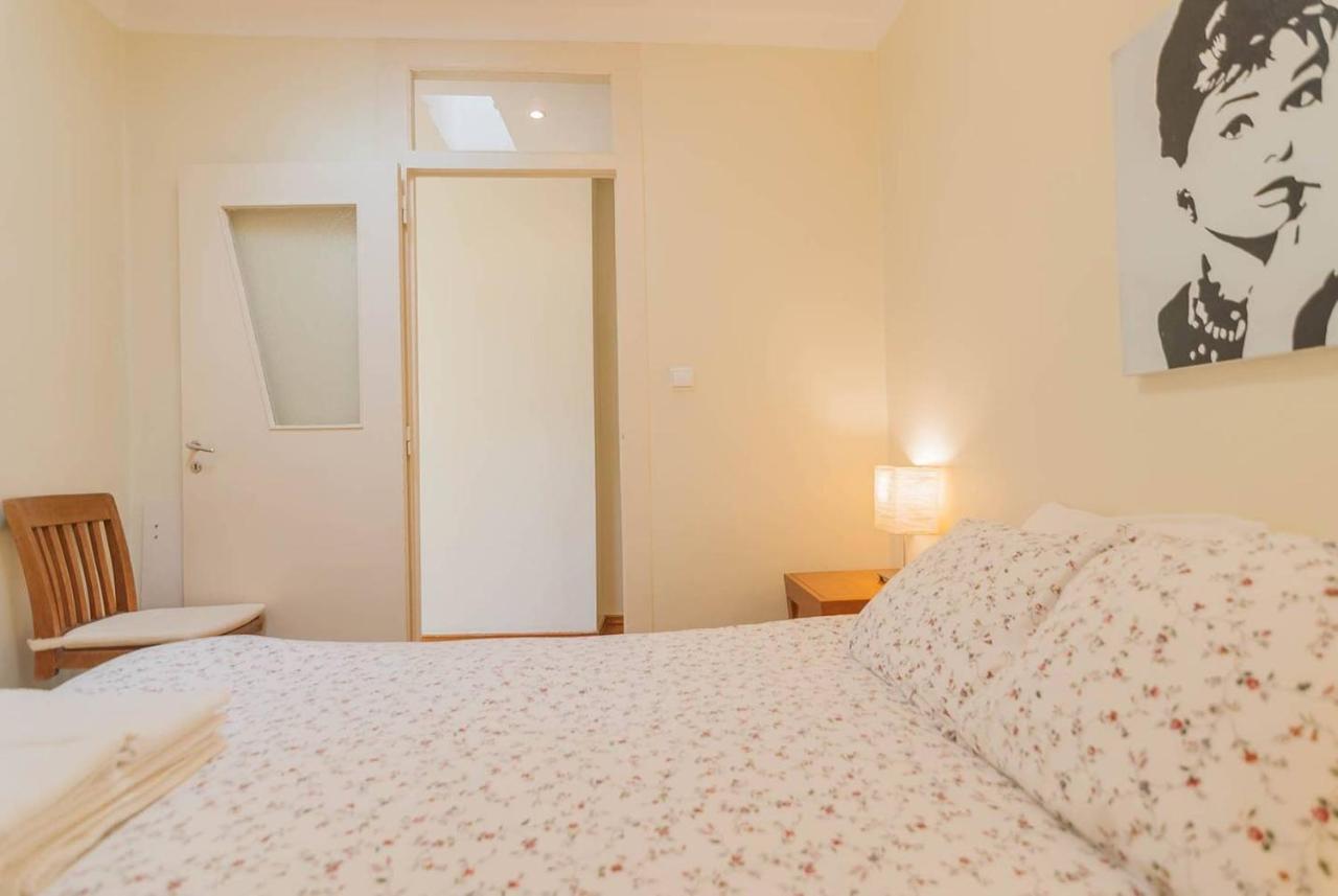 Cozy Two Bedroom In Santa Marinha Lisbon