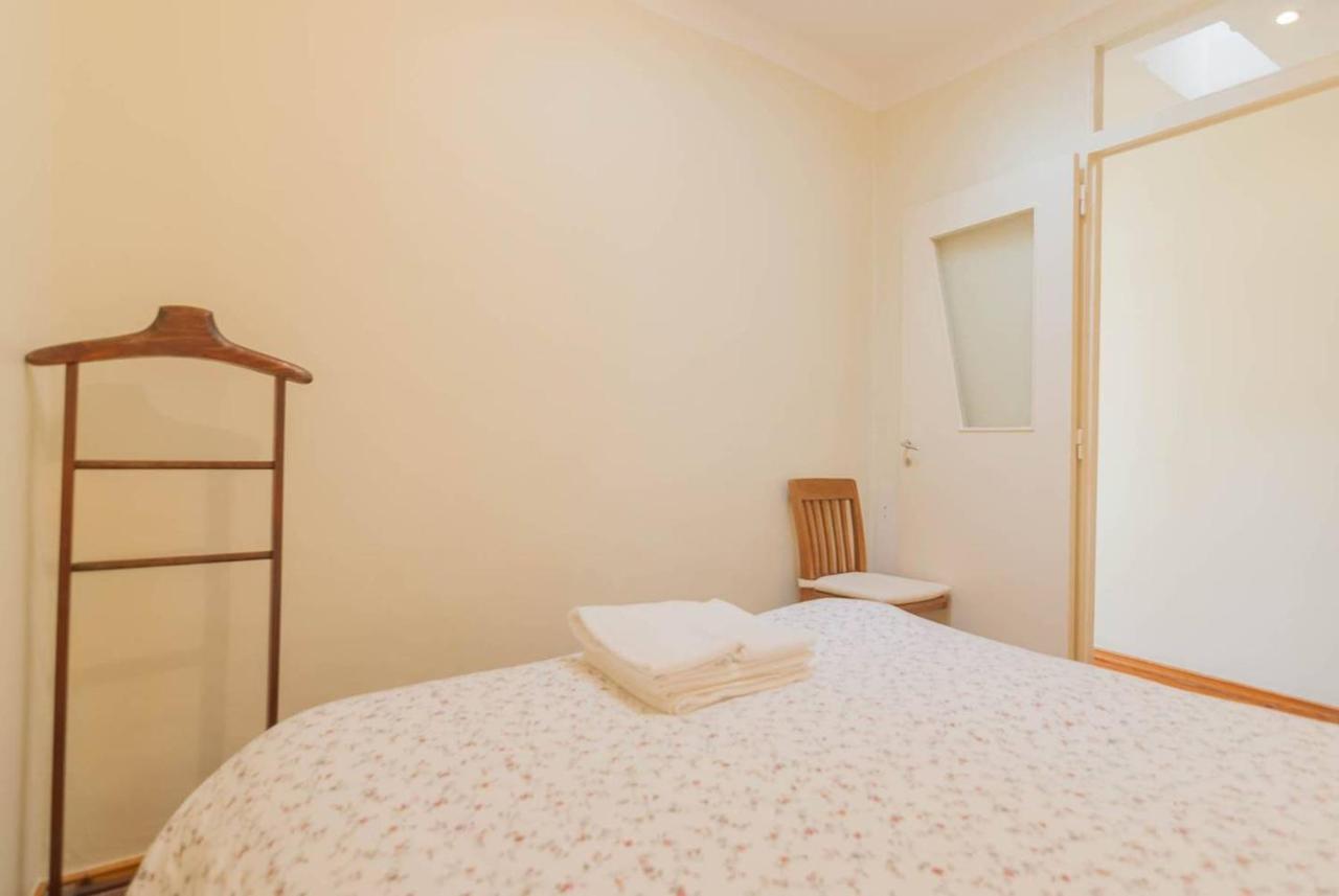 Cozy Two Bedroom In Santa Marinha Apartment *