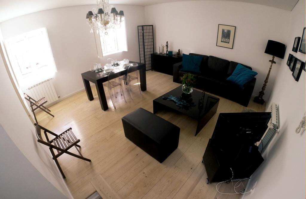 Triplex With Garage - Praca Das Flores Lisbon
