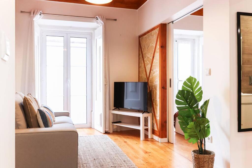 Apartamento Portucale ! Campo Ourique Design W/ Balcony