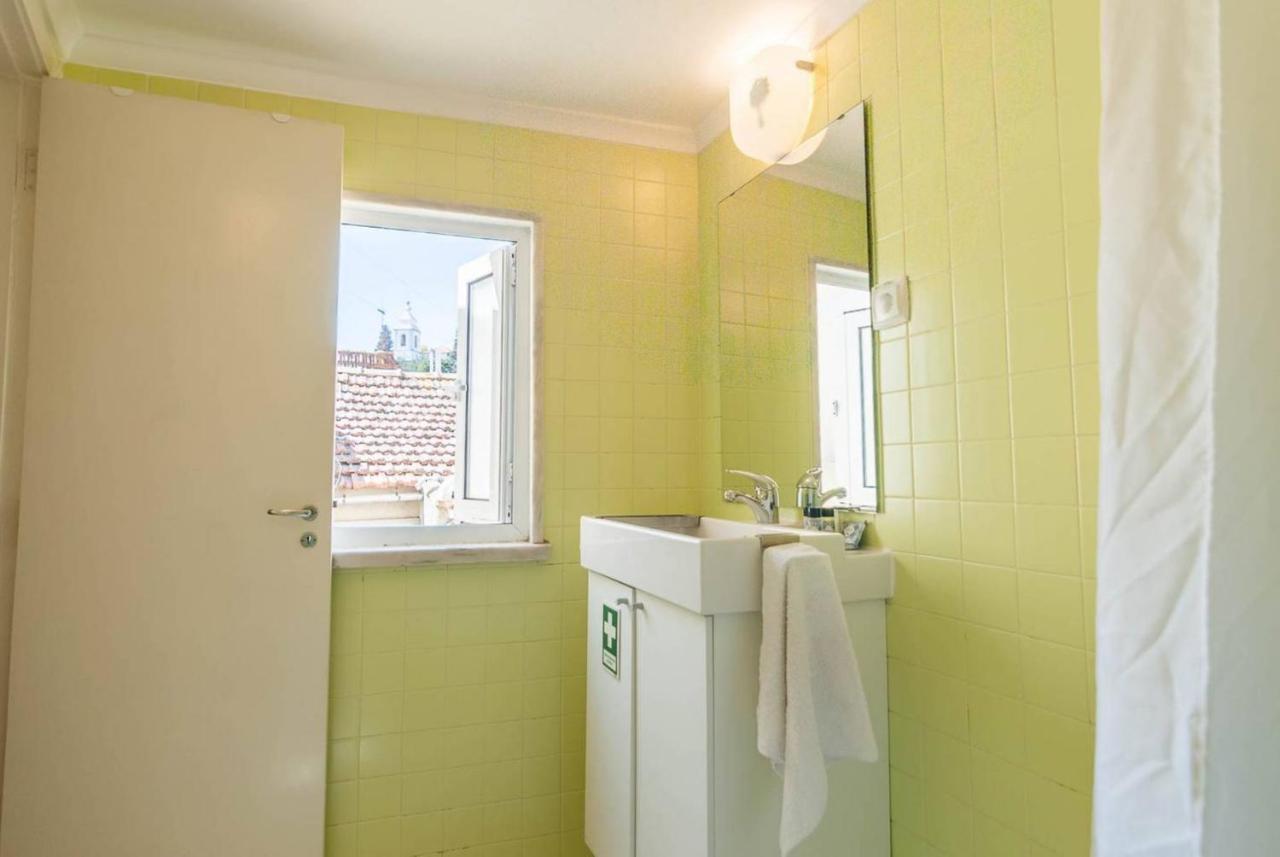 Apartment Cozy Two Bedroom In Santa Marinha Lisbon