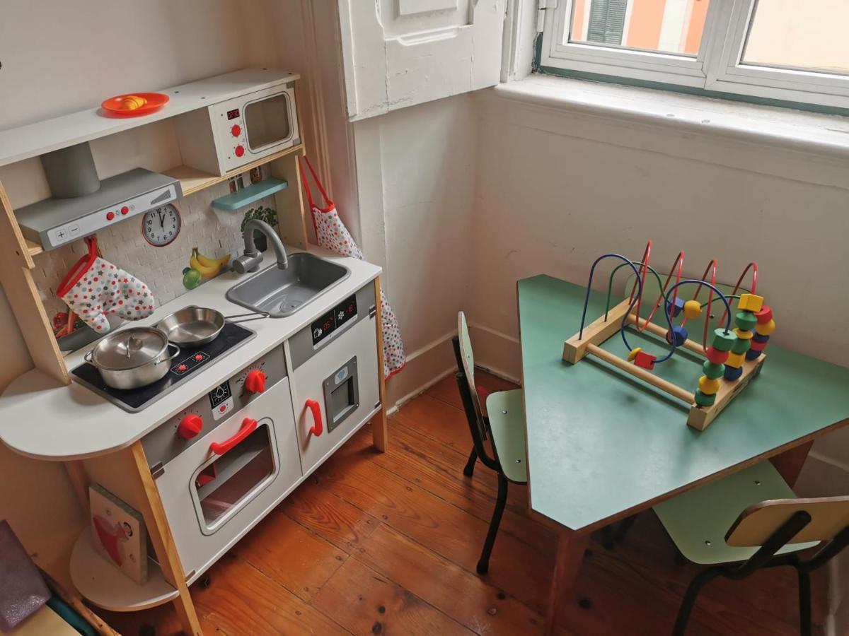 Apartment Say What Lisbon? — Street Art / Family *