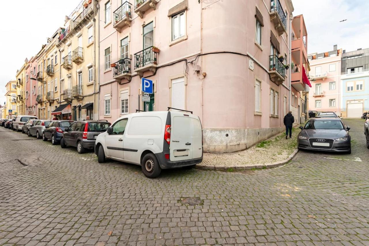 Apartment Say What Lisbon? — Street Art / Family *