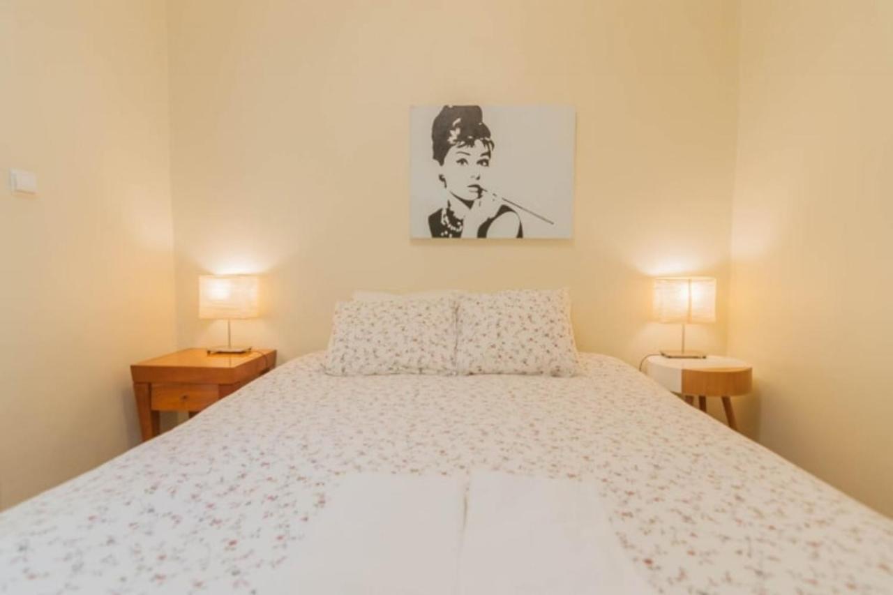 Cozy Two Bedroom In Santa Marinha Lisbon