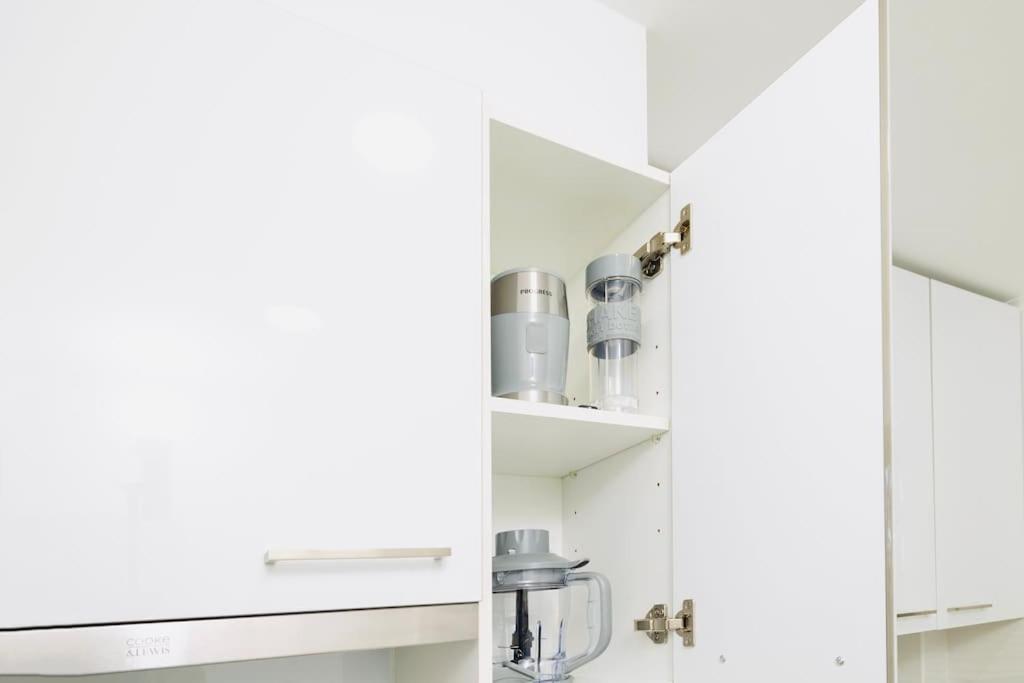 Modern 3 Bedroom Flat In Apartment *
