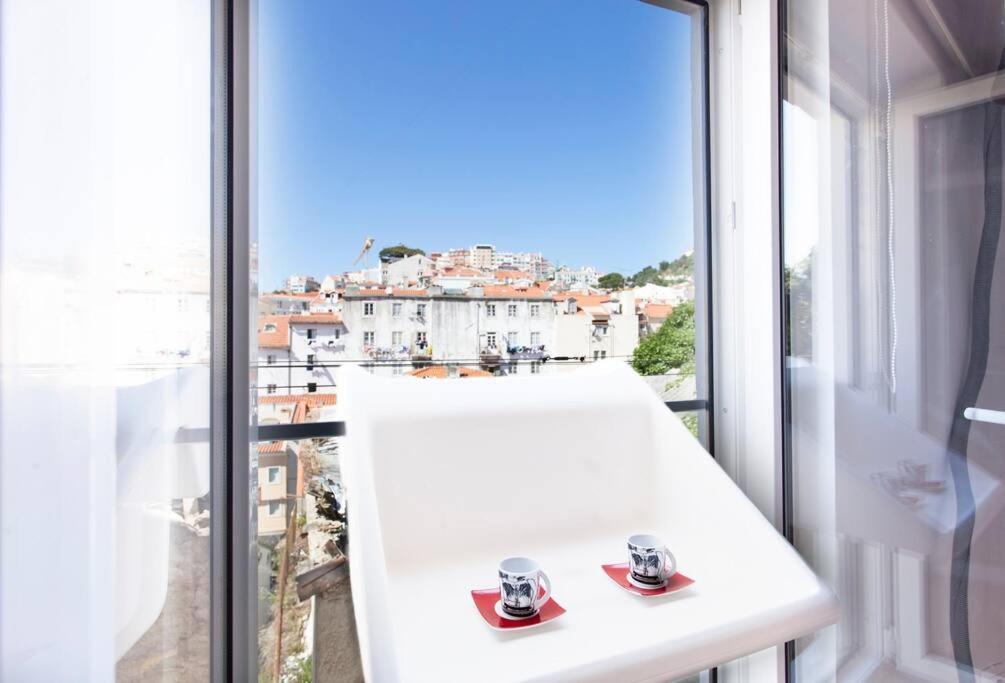 Apartment Mouraria 2 - View From French Balcony & Smart Check-in Lisbon