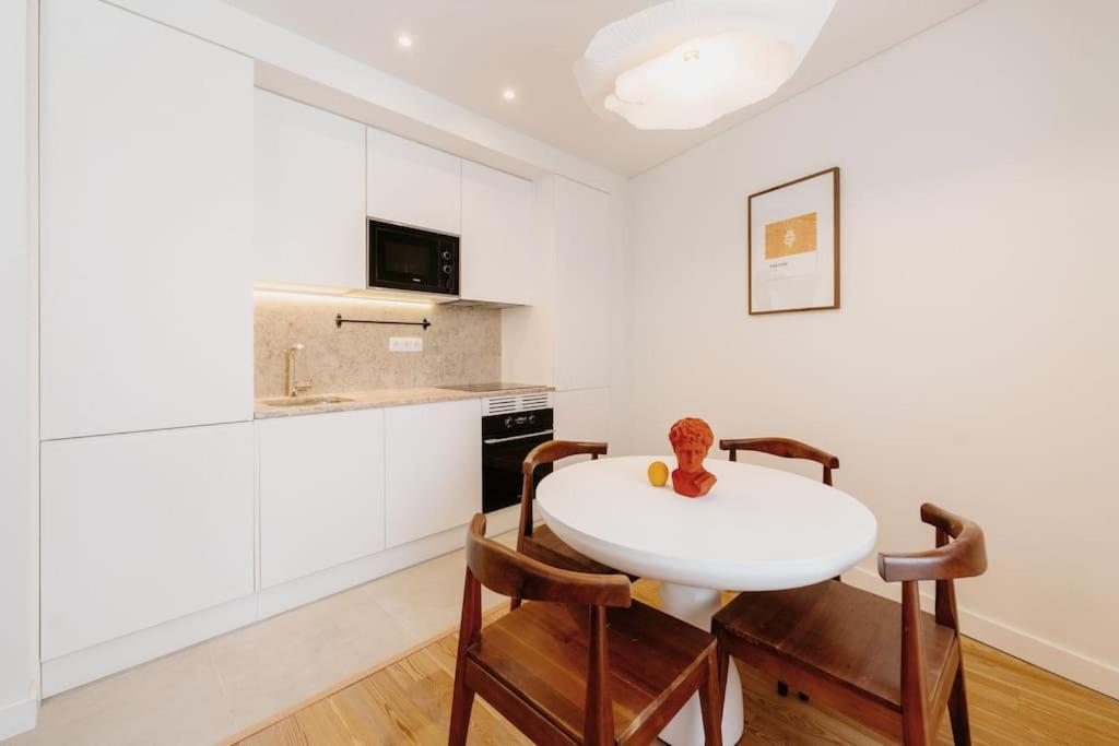 Orange House - Beautiful Two-bedroom 1d Apartment Lisbon