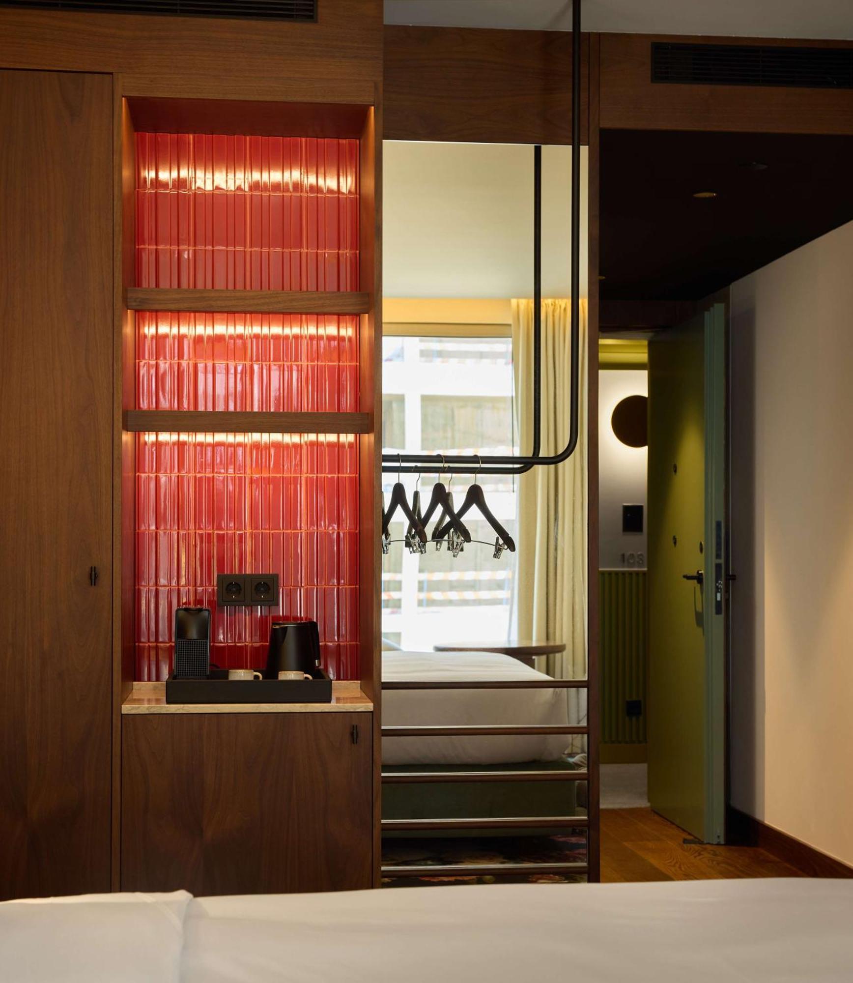 Duo Lisbon, Curio Collection By Hilton