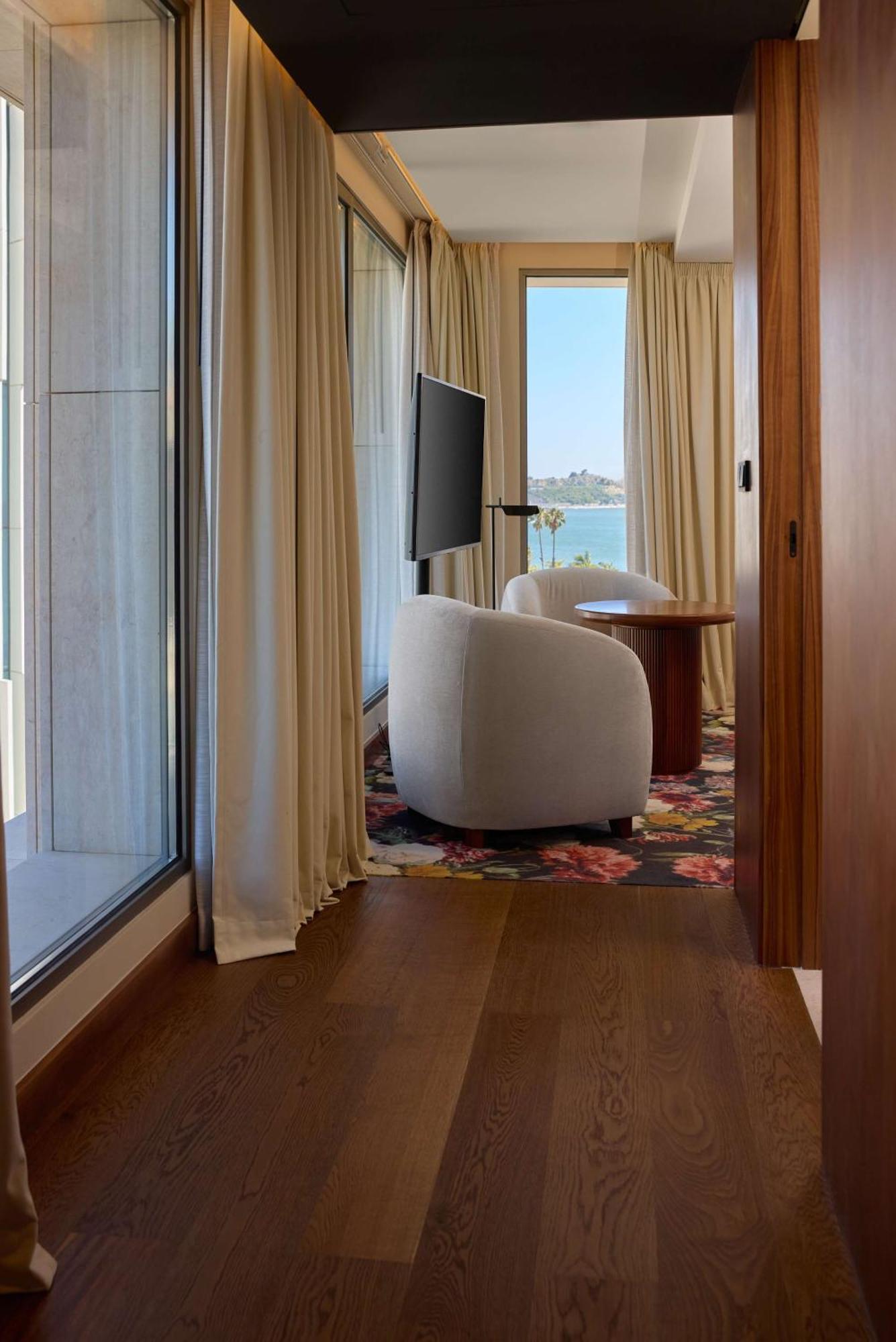 Duo Lisbon, Curio Collection By Hilton