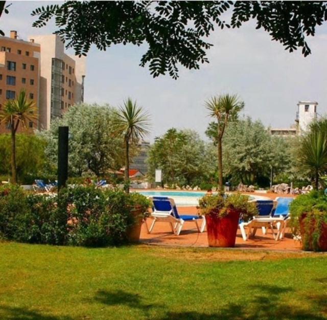 Besthomestay- Lisbon- Garden, Pool & Garage Apartment Lisbon