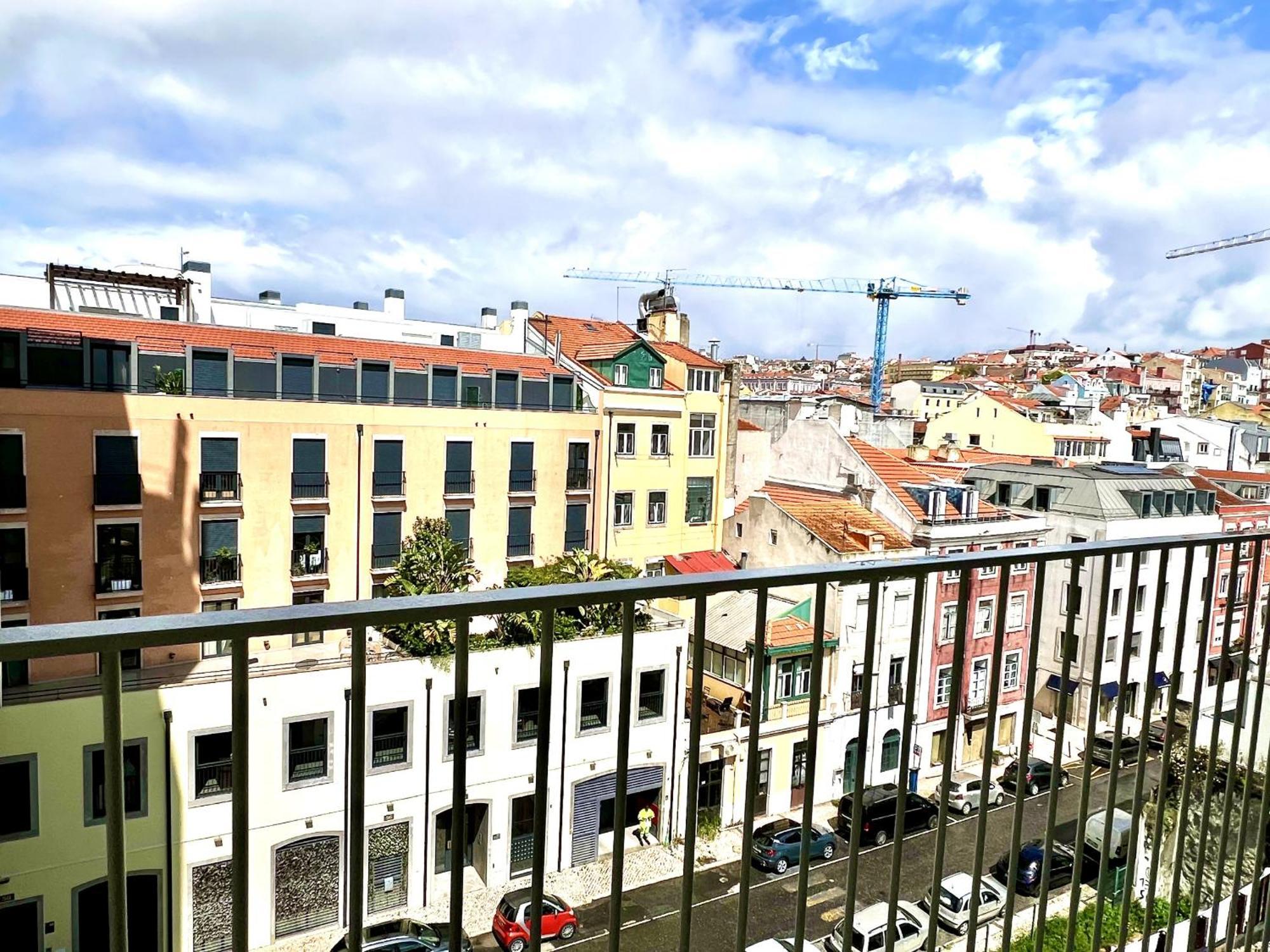 Elegant Santos, * Lisbon
