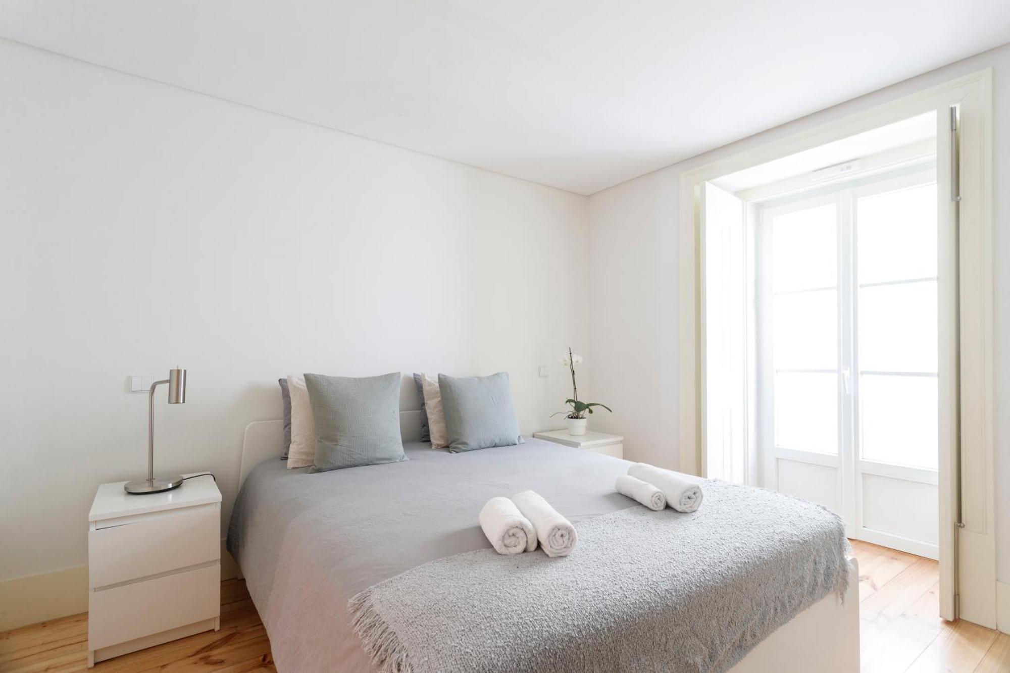 Bedroom In Shared House In Chiado - Historic Center Of * Lisbon