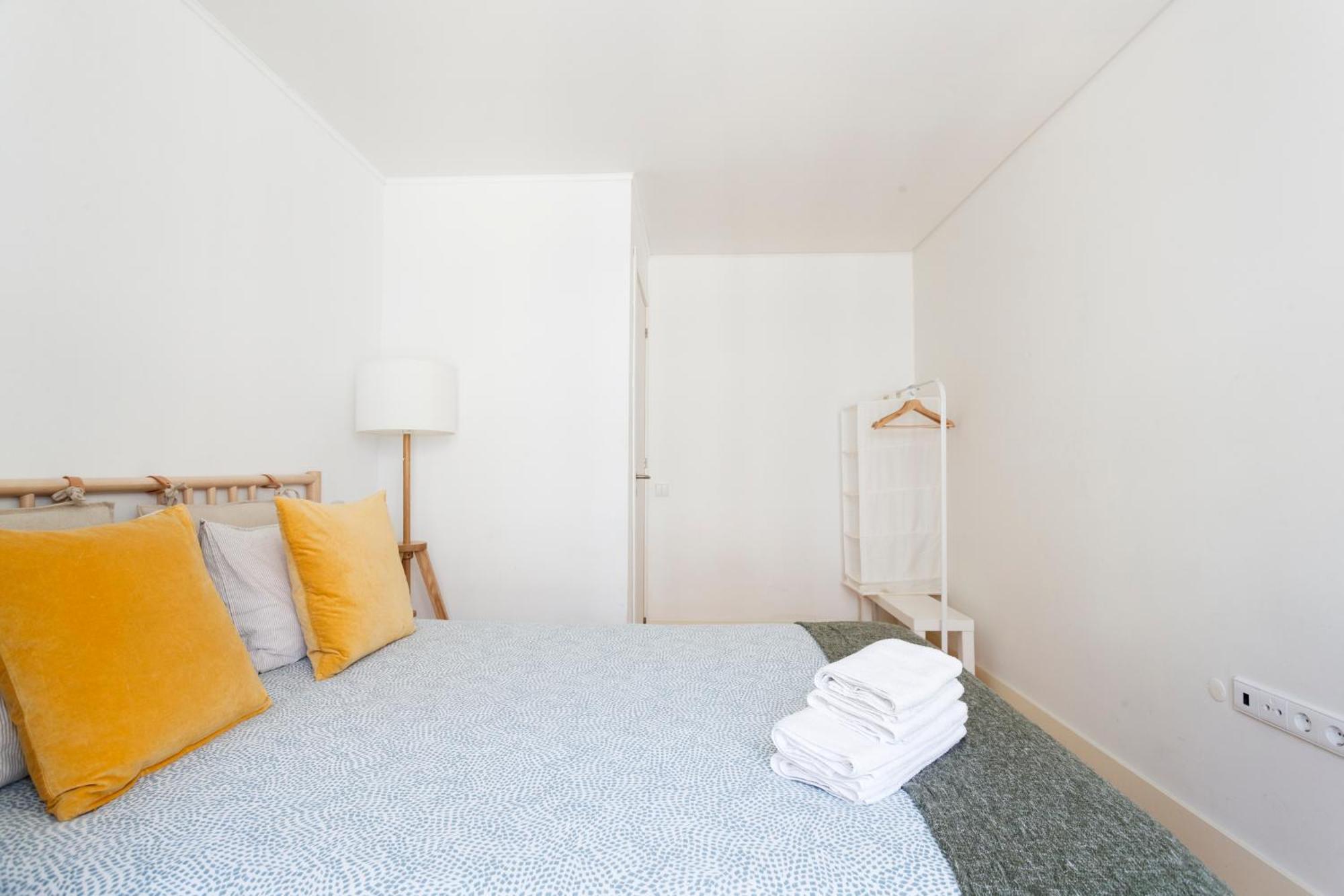 Homestay Bedroom In Shared House In Chiado - Historic Center Of Lisbon