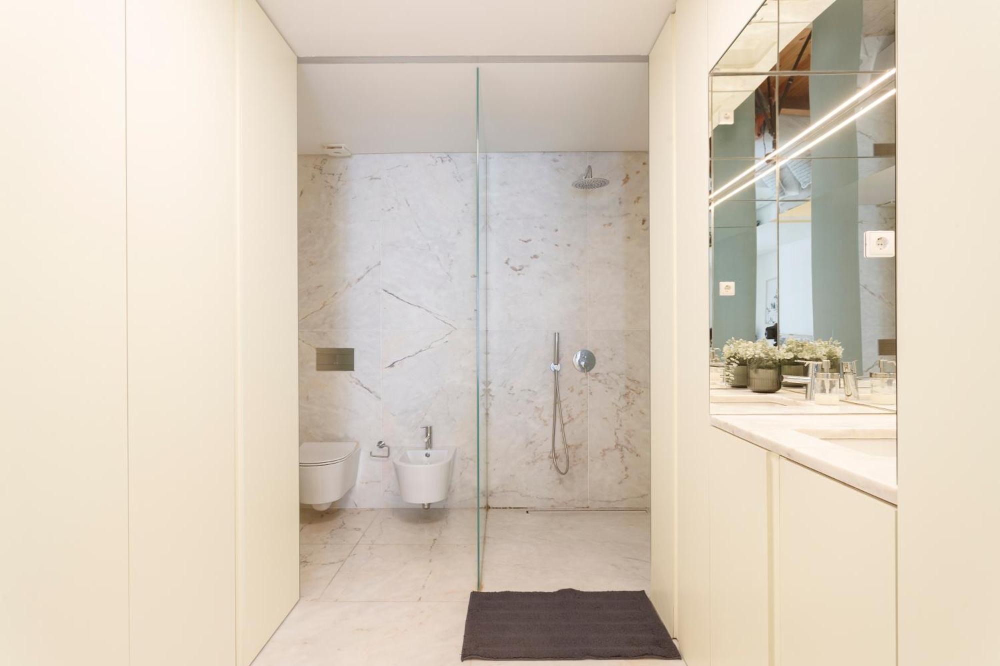 Bedroom In Shared House In Chiado - Historic Center Of Homestay Lisbon