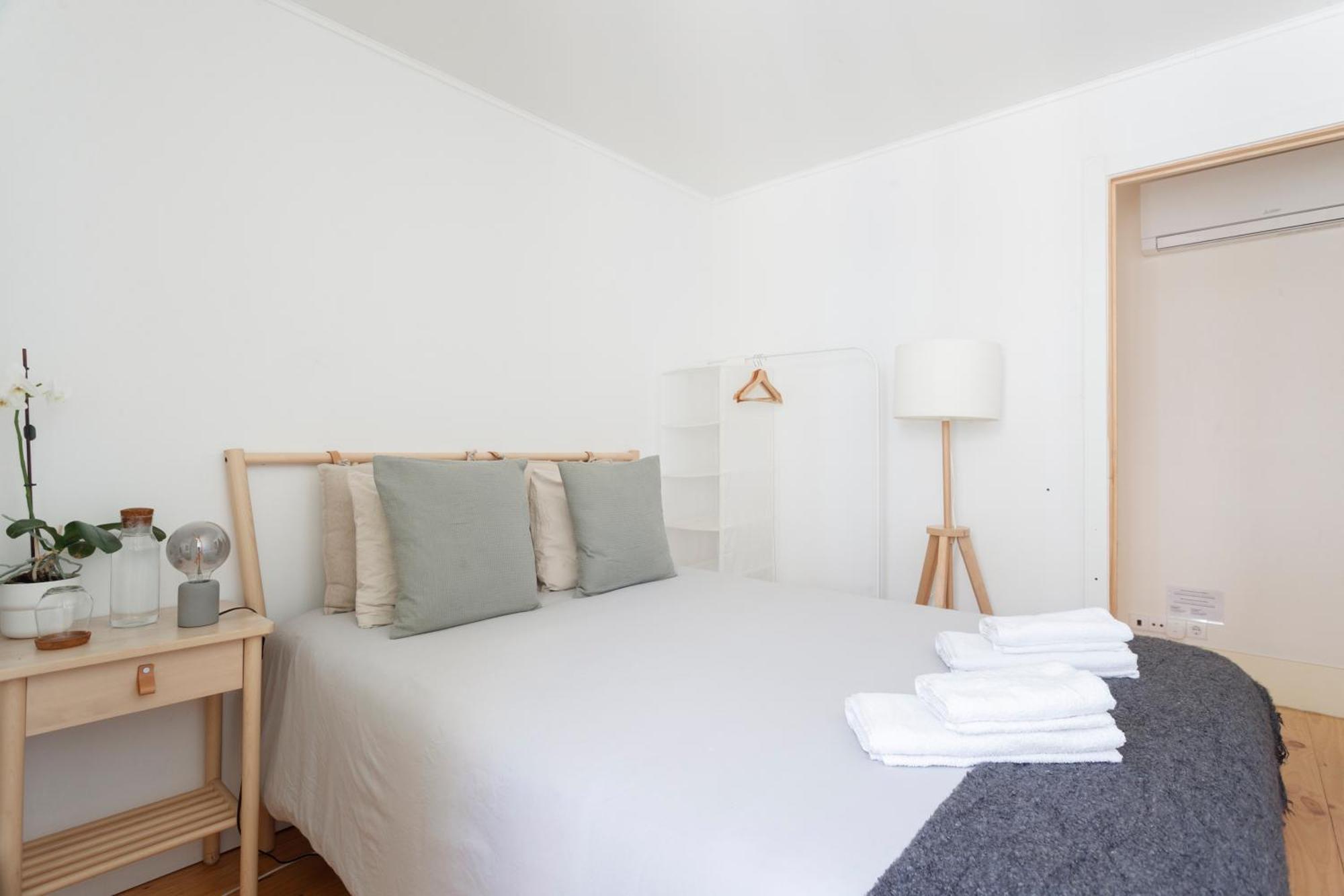 Bedroom In Shared House In Chiado - Historic Center Of Homestay