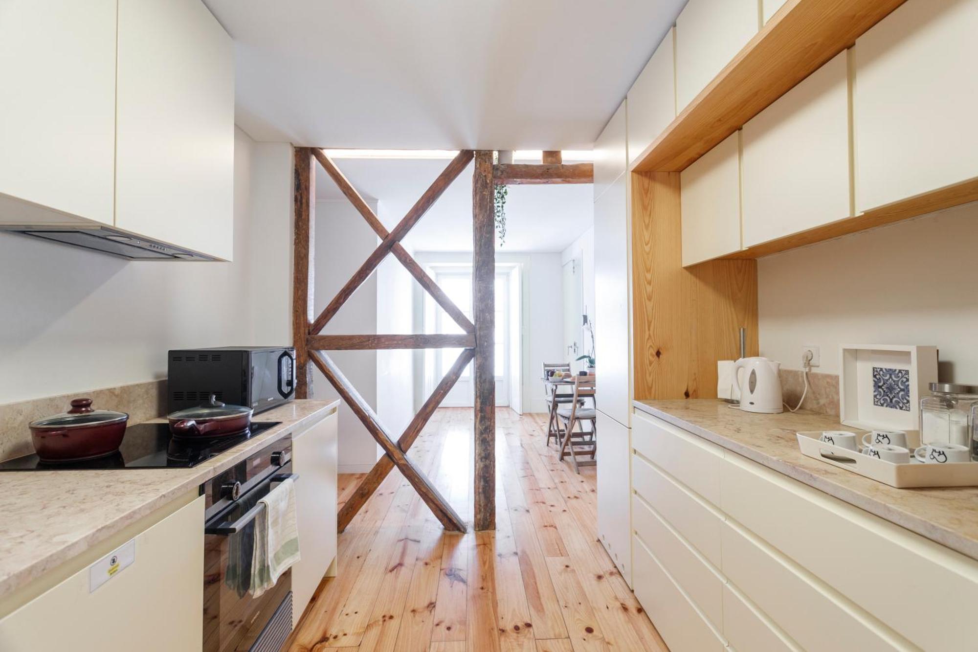 Homestay Bedroom In Shared House In Chiado - Historic Center Of Lisbon