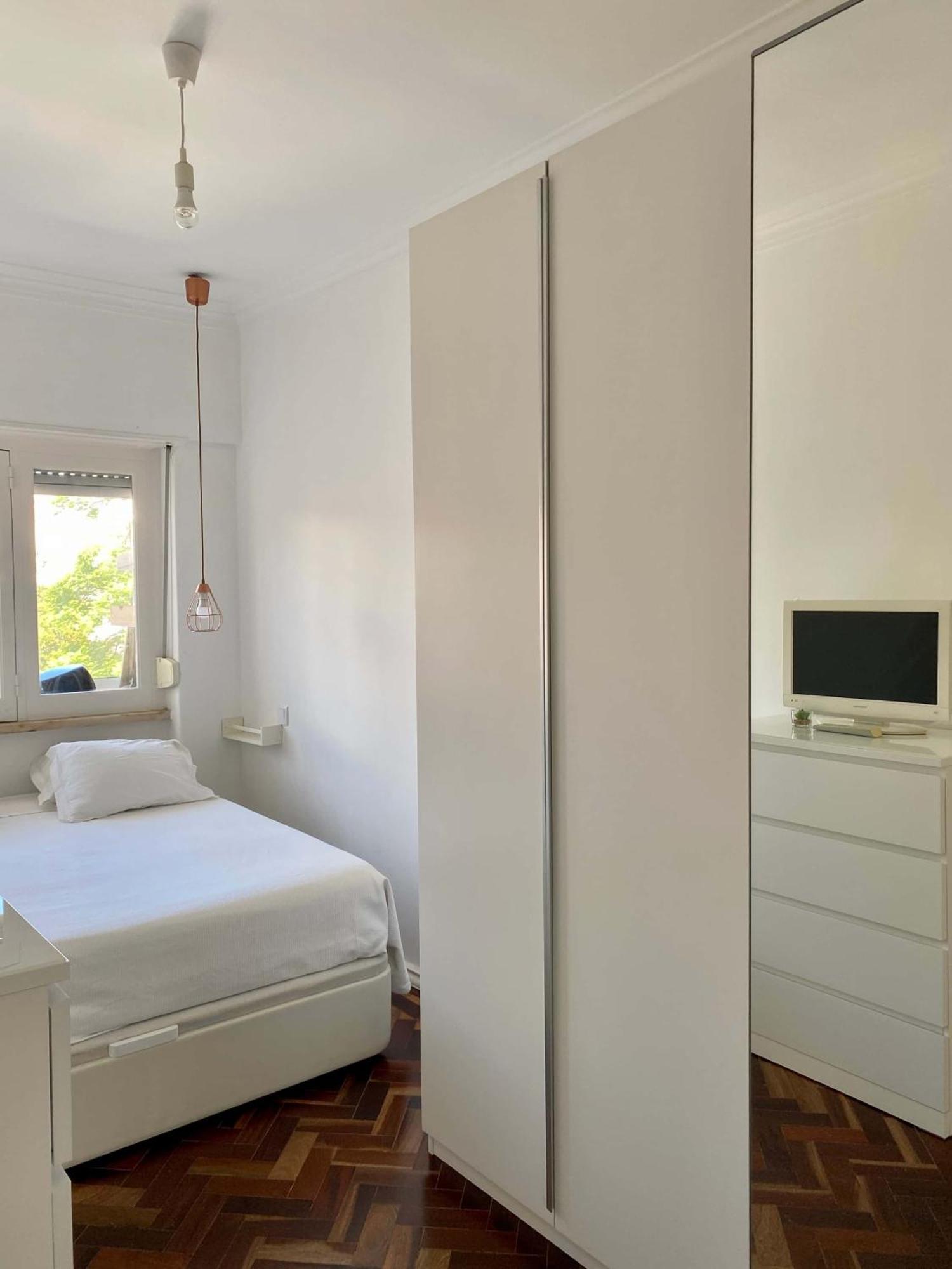 Out Saldanha Apartment Lisbon