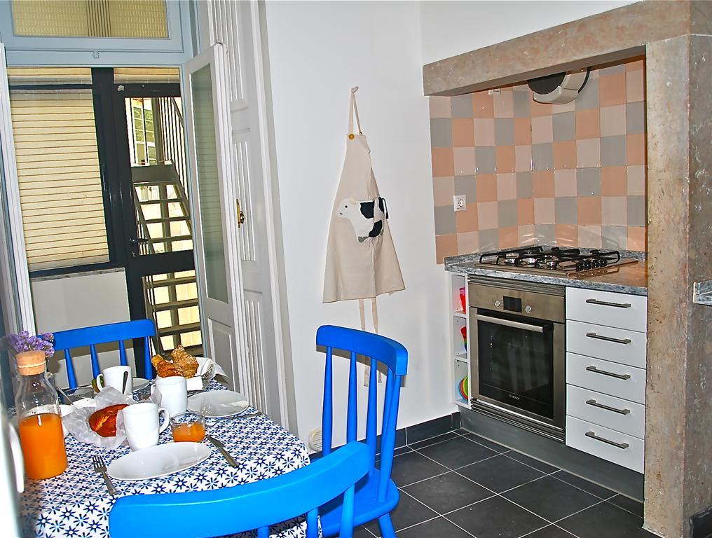 Family In The Center Of Apartment Lisbon