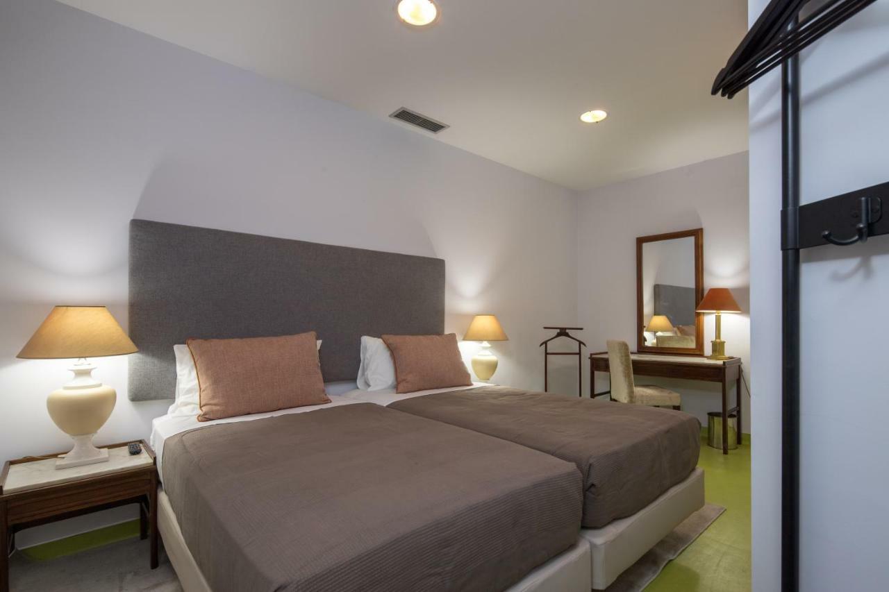 Jo's Place 3*