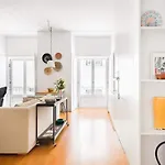 Charming & Modern Flat Close To Time Out Market