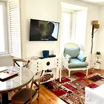 Bright And Spacious Three Bedroom Apt In The Heart Of Lisbon