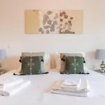 Fancy Apartment W/Metro At Doorstep By Lovelystay