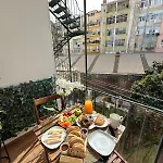 Quarto Aconchegante Com Janela E Vista Para Cidade