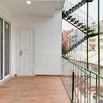 Quarto Aconchegante Com Janela E Vista Para Cidade