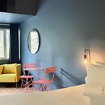 Avenue Hostel & Suites