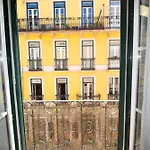 Shared Apartment With Bright Private Patio In Lisboa